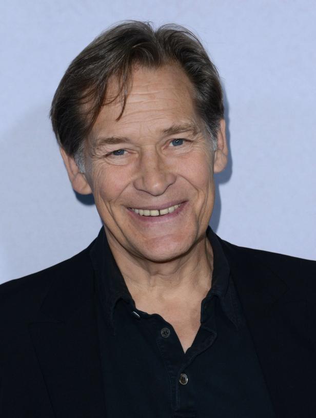 Timothy Hutton lächelt in die Kamera.