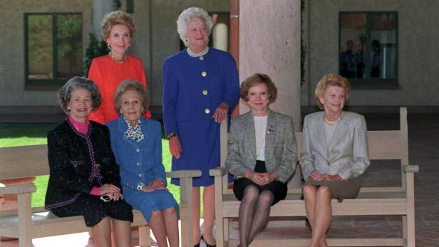 Volumen & Föhnwelle: Viele First Ladies, eine Frisur