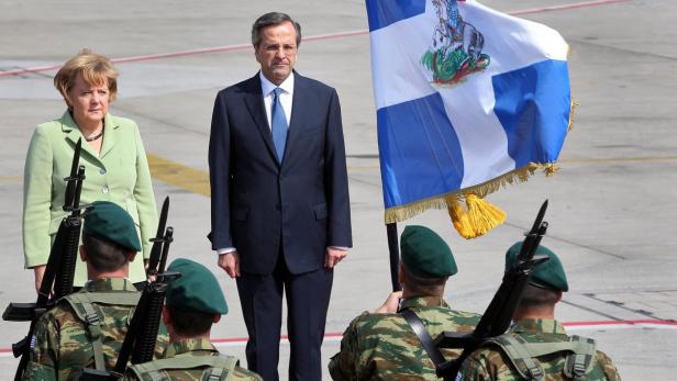 Angela Merkel und Antonis Samaras bei einer Militärparade in Griechenland.