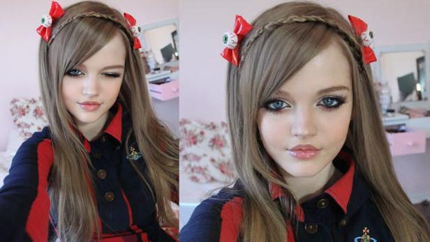 Eine junge Frau mit braunen Haaren und einem Haarband mit Schleifen und Augäpfeln lächelt.