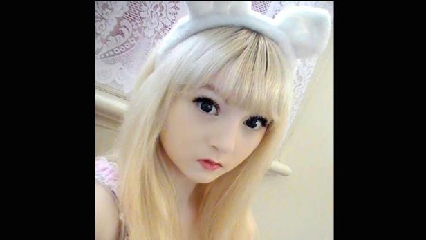 Eine junge Frau mit blonden Haaren und einem Hasenohren-Stirnband blickt in die Kamera.