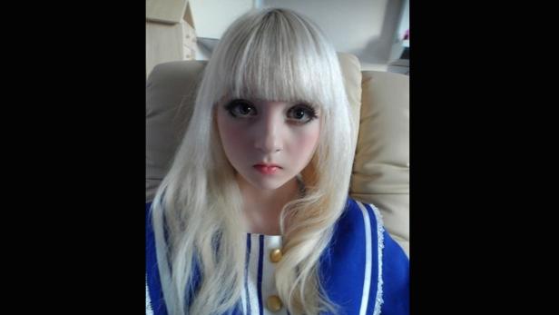 Eine junge Frau mit langen, blonden Haaren und großen Augen blickt in die Kamera.