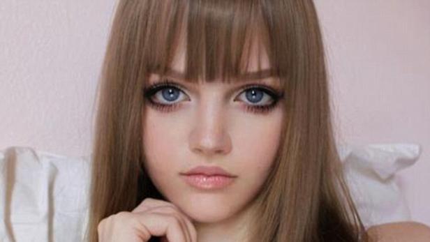 Eine junge Frau mit hellbraunen Haaren und blauen Augen blickt in die Kamera.