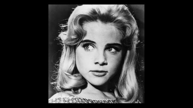 Schwarzweiß-Porträt der jungen Schauspielerin Patty Duke.