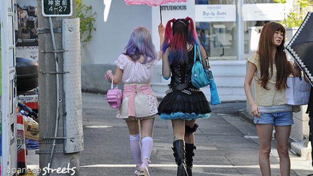 Drei junge Frauen im japanischen Modeviertel Harajuku.