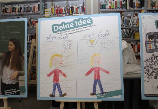 Ein Plakat zeigt Kinderzeichnungen zum Thema „Deine Idee: Gestalte hier dein Plakat, damit der Raumluft mehr Aufmerksamkeit geschenkt wird“.