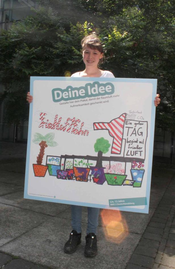 Ein junges Mädchen präsentiert ein selbstgemaltes Plakat zum Thema Umweltschutz.