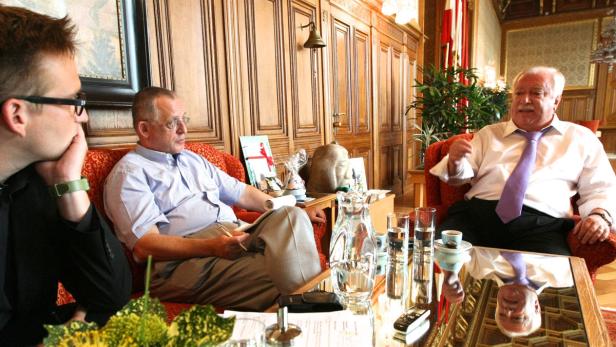 Sommergespräch im kühlen Rathaus: Bürgermeister Michael Häupl mit Innenpolitik-Chef Josef Votzi und Wien-Chronik-Chef Martin Gantner. Drei Männer sitzen in einem eleganten Raum und unterhalten sich.