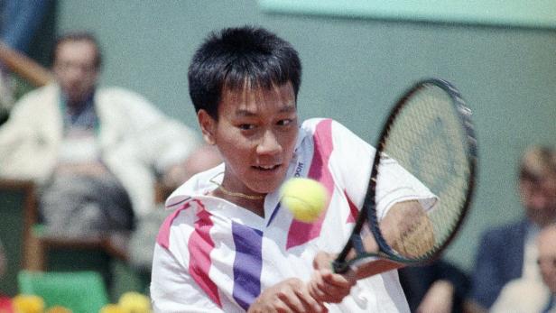 Jüngster Champ: Chang war bei seinem einzigen Titel erst 17. Ein Tennisspieler schlägt einen Ball mit seinem Schläger.