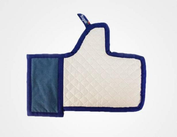 Ein Topflappen in Form eines „Daumen hoch“-Symbols.