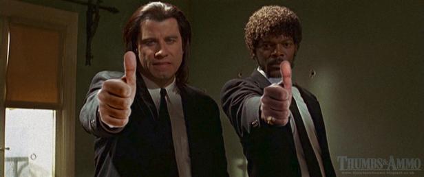 John Travolta und Samuel L. Jackson geben in „Pulp Fiction“ beide einen Daumen nach oben.