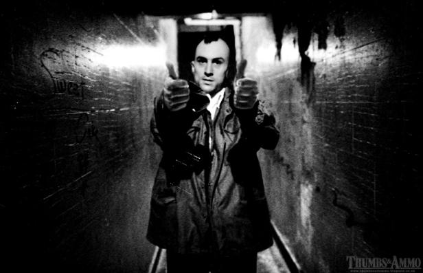 Ein Mann in einer dunklen Unterführung zeigt mit beiden Daumen nach oben.