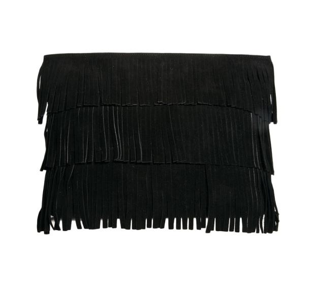 Eine schwarze Clutch mit Fransen.