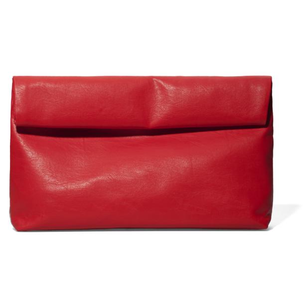 Eine rote Lederhandtasche liegt auf einem weißen Hintergrund.