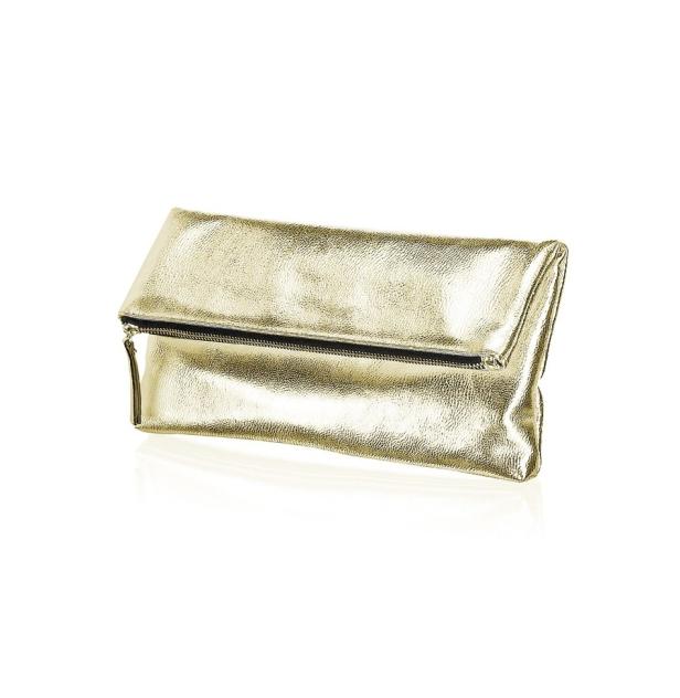 Eine goldene Clutch-Tasche liegt auf einem weißen Hintergrund.