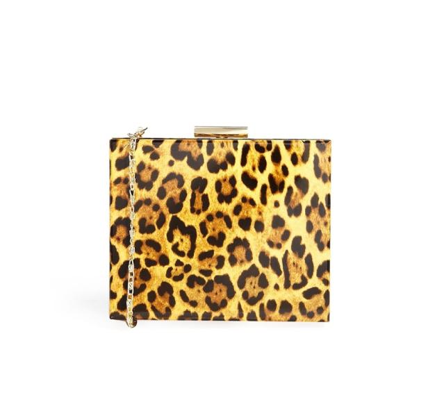 Eine quadratische Clutch mit Leopardenmuster und goldener Kette.