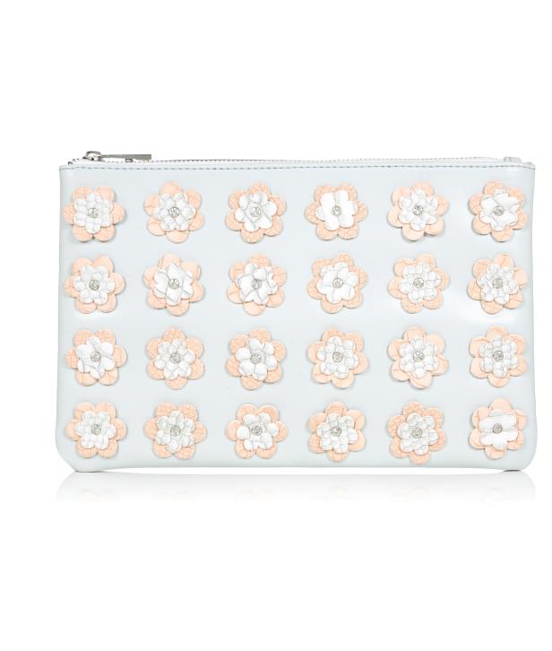 Eine hellblaue Clutch mit aufgenähten, rosafarbenen und weißen Blumen mit Strasssteinen.