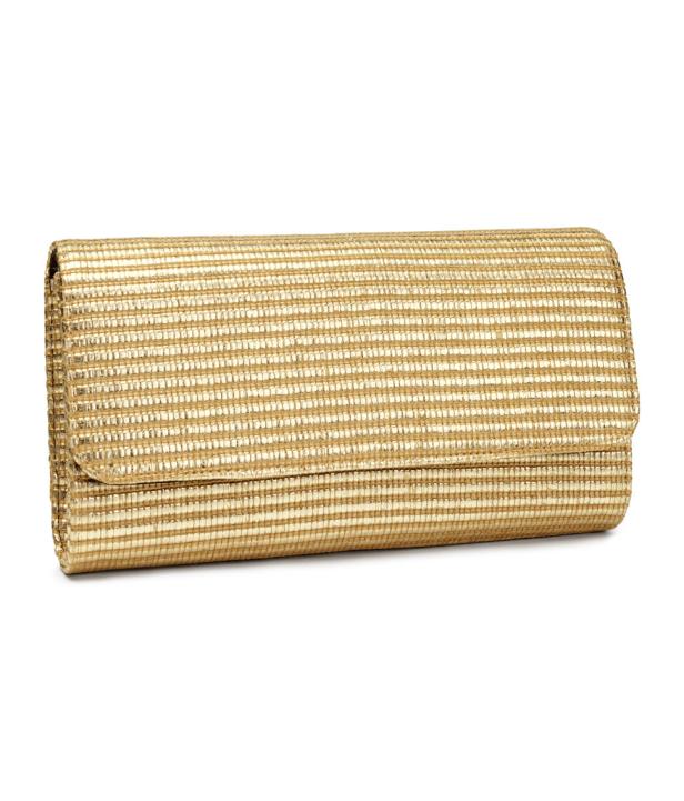 Eine goldfarbene Clutch mit horizontaler Streifenstruktur.