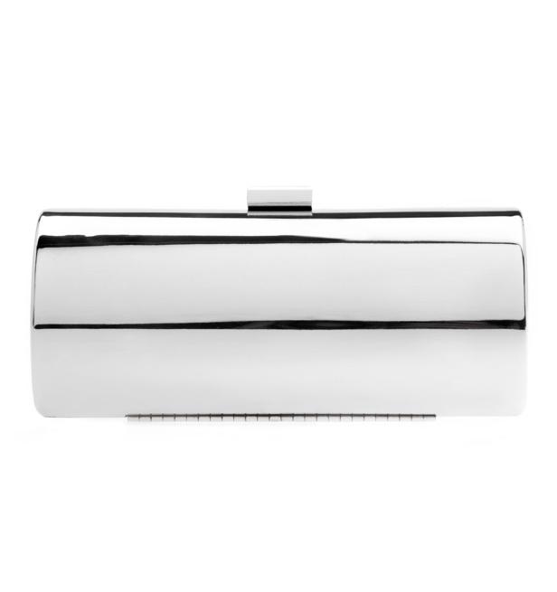 Eine silberne Clutch vor einem weißen Hintergrund.