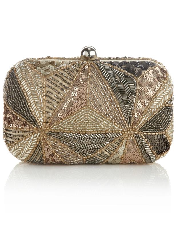 Eine rechteckige Clutch, verziert mit Pailletten und Perlen in Gold-, Silber- und Brauntönen.