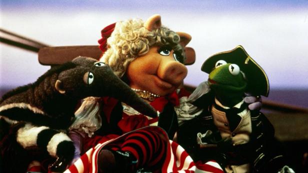 Miss Piggy, Kermit der Frosch und ein Ameisenbär als Piraten verkleidet.