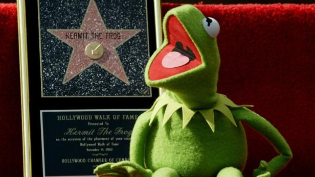 Kermit der Frosch neben seiner Plakette auf dem Hollywood Walk of Fame.