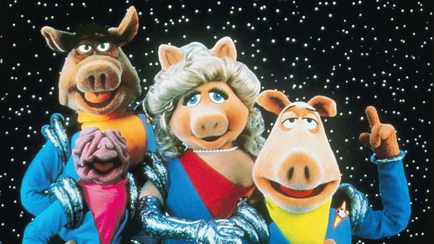 Die Muppet-Charaktere Miss Piggy, Link Hogthrob, Dr. Julius Strangepork und Rizzo als Weltraumcrew.