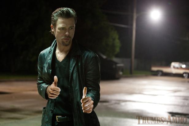 Brad Pitt in Lederjacke gibt zwei Daumen hoch.