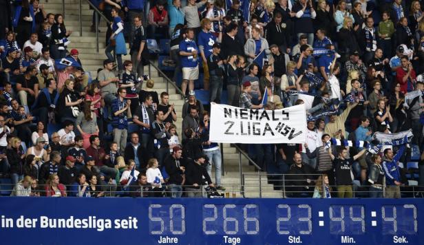 Zuschauer im Stadion halten ein Banner mit der Aufschrift „Niemals 2. Liga HSV“.