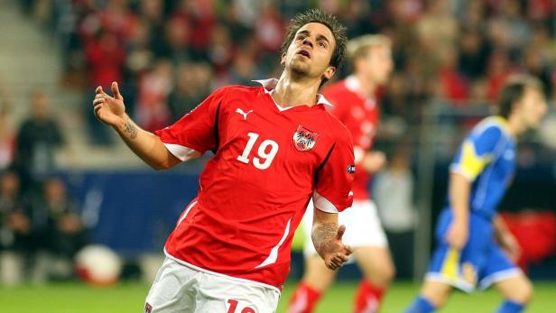 Ein österreichischer Fußballspieler mit der Nummer 19 jubelt auf dem Spielfeld.