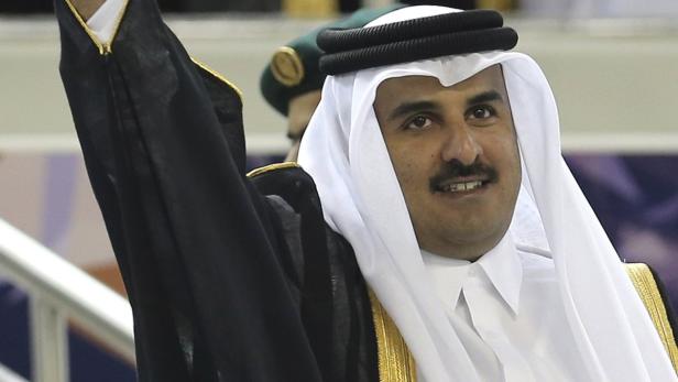 Scheich Tamim bin Hamad Al Thani, der Emir von Katar, winkt lächelnd.