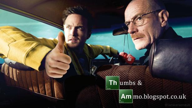 Walter White und Jesse Pinkman sitzen in einem Auto, Jesse zeigt den Daumen nach oben.
