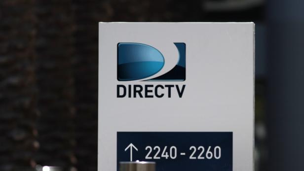 Ein Schild mit dem DirectTV-Logo und der Aufschrift „2240-2260“.