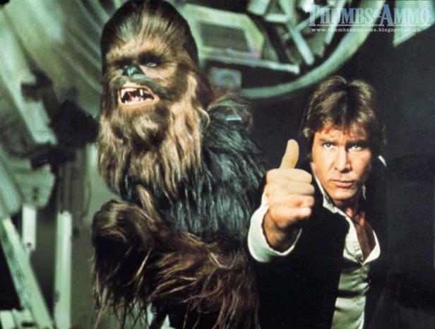 Han Solo und Chewbacca aus „Star Wars“ posieren zusammen, wobei Han den Daumen nach oben zeigt.