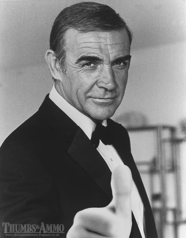 Sean Connery im Smoking gibt einen Daumen nach oben.