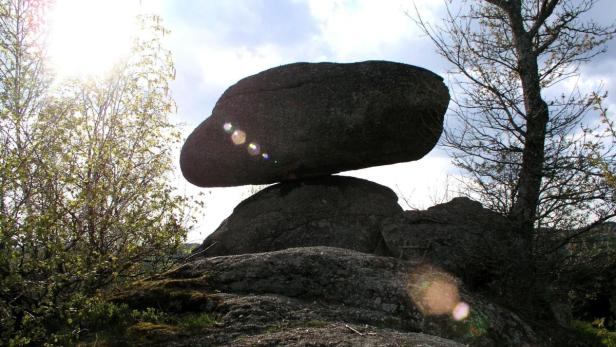 Ein großer Felsblock balanciert auf einem anderen Felsen.