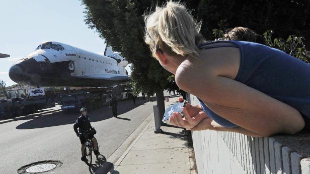 Ein Raumschiff rollt durch Los Angeles