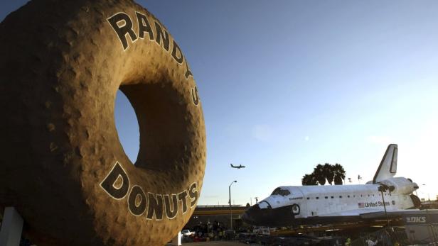 Ein Raumschiff rollt durch Los Angeles