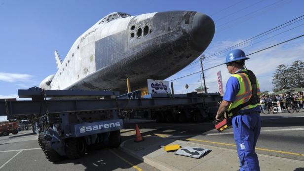 Ein Raumschiff rollt durch Los Angeles