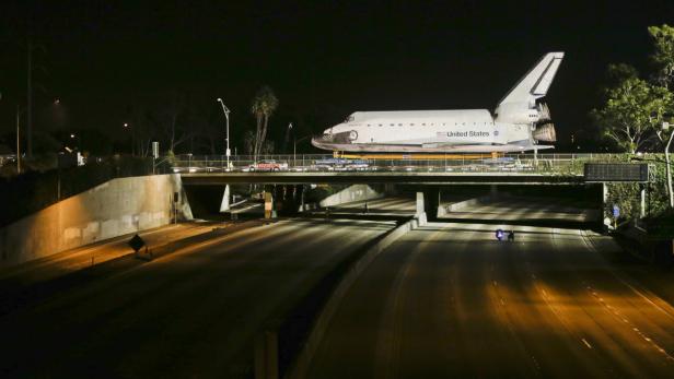 Ein Raumschiff rollt durch Los Angeles