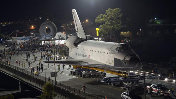 Ein Raumschiff rollt durch Los Angeles