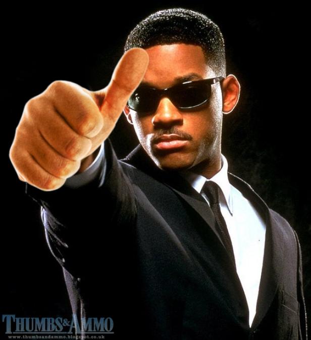Will Smith als Agent J in „Men in Black“ zeigt auf den Betrachter.