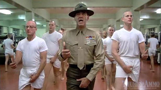 Ausbilder schreit Rekruten in einer Szene aus dem Film „Full Metal Jacket“ an.