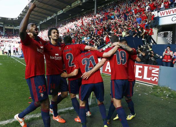 Fußballspieler von CA Osasuna feiern ein Tor vor der jubelnden Menge.