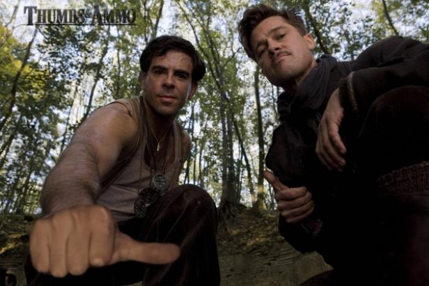 Zwei Männer, möglicherweise Soldaten, geben vor einem Waldgebiet den Daumen nach oben.