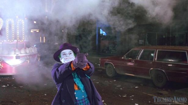 Jack Nicholson als Joker zielt mit einem Spielzeuggewehr in einer Szene aus dem Film „Batman“.