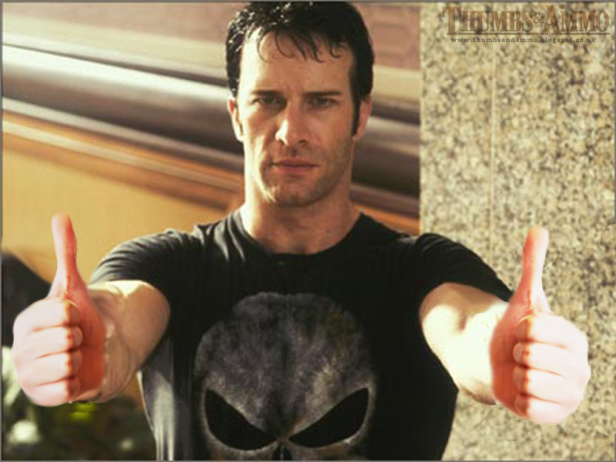 Ein Mann mit einem „Punisher“-T-Shirt zeigt zwei Daumen nach oben.