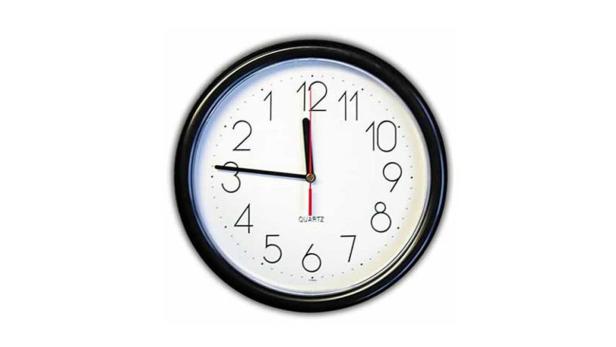 Eine Uhr mit schwarzem Rahmen zeigt 12:15 Uhr.