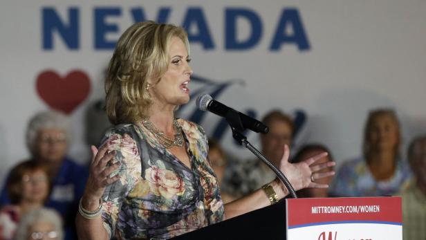 Eine Frau hält eine Rede vor einem Publikum in Nevada.