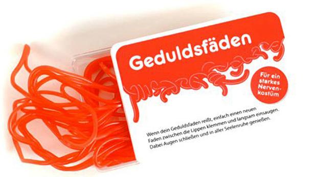 Eine Packung „Geduldsfäden“, orangefarbene Gummibänder zum Stressabbau.
